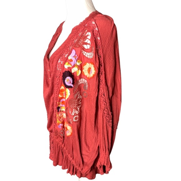 FINAL SALE Free People Serafina Sangria Floral Embroidered Crochet Boho Top M - Picture 4 of 11